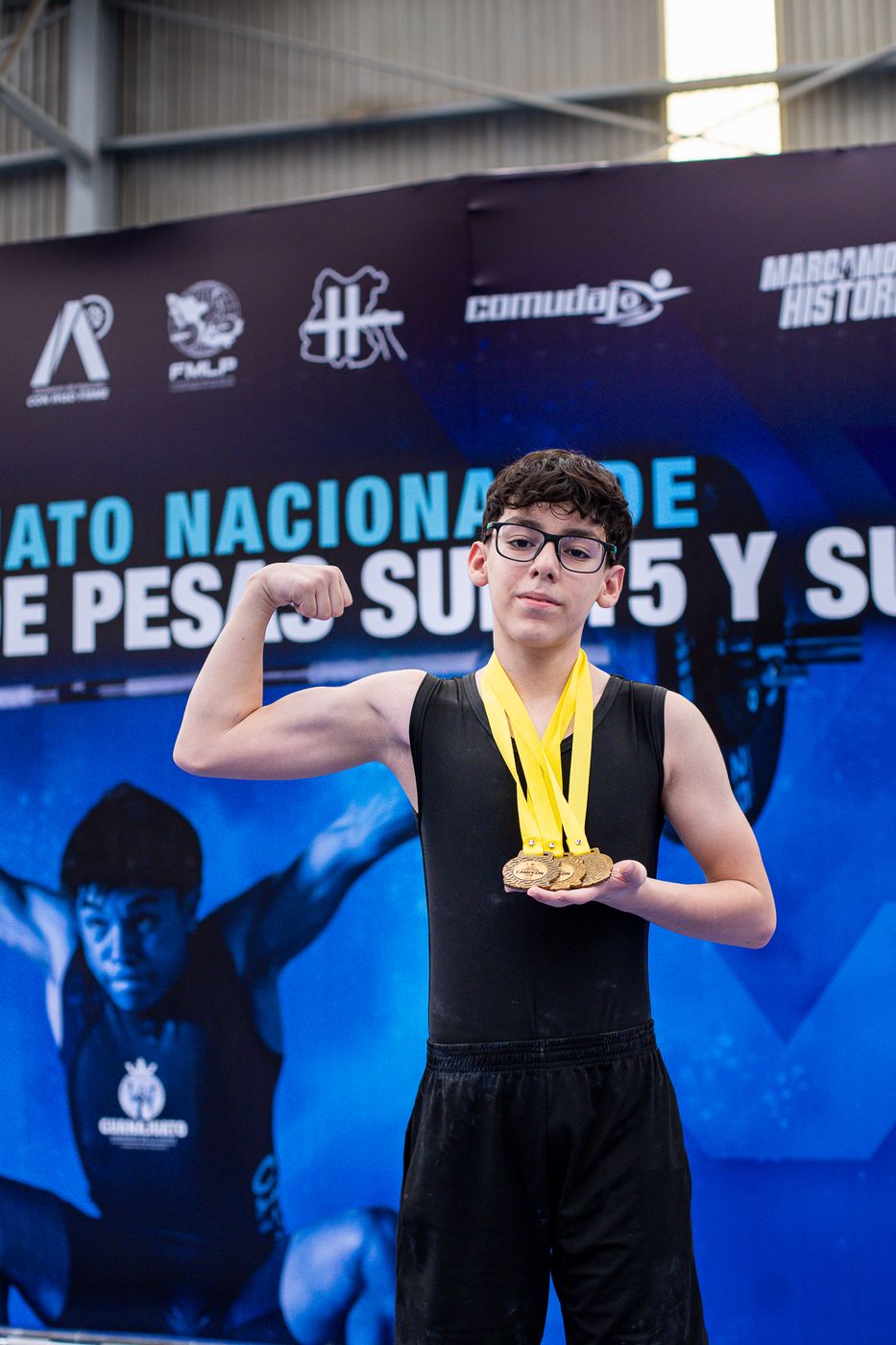 Joven atleta mostrando su medalla de oro en el Campeonato Nacional