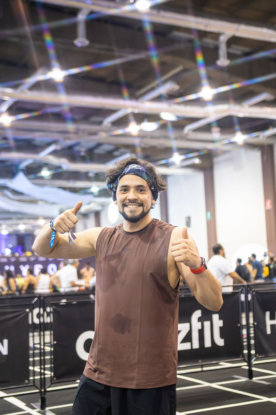 Atleta sonriendo con los pulgares arriba en la arena de HYROX
