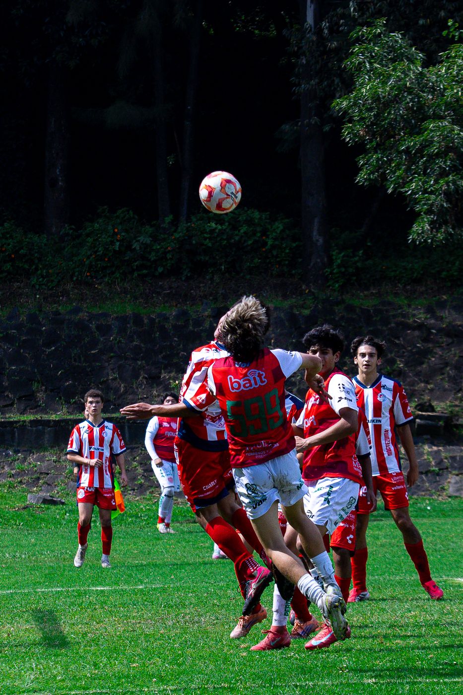Jugadores saltando a cabecear el balón
