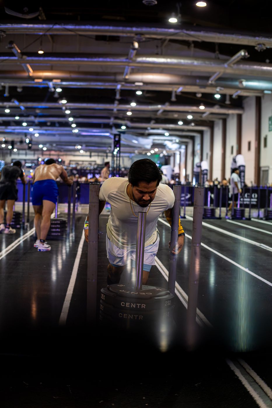 Atleta empujando el trineo por la pista de HYROX