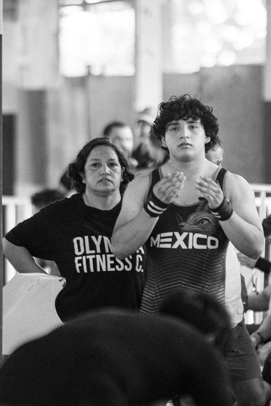 Atleta del equipo de México con su entrenadora antes de competir, en blanco y negro
