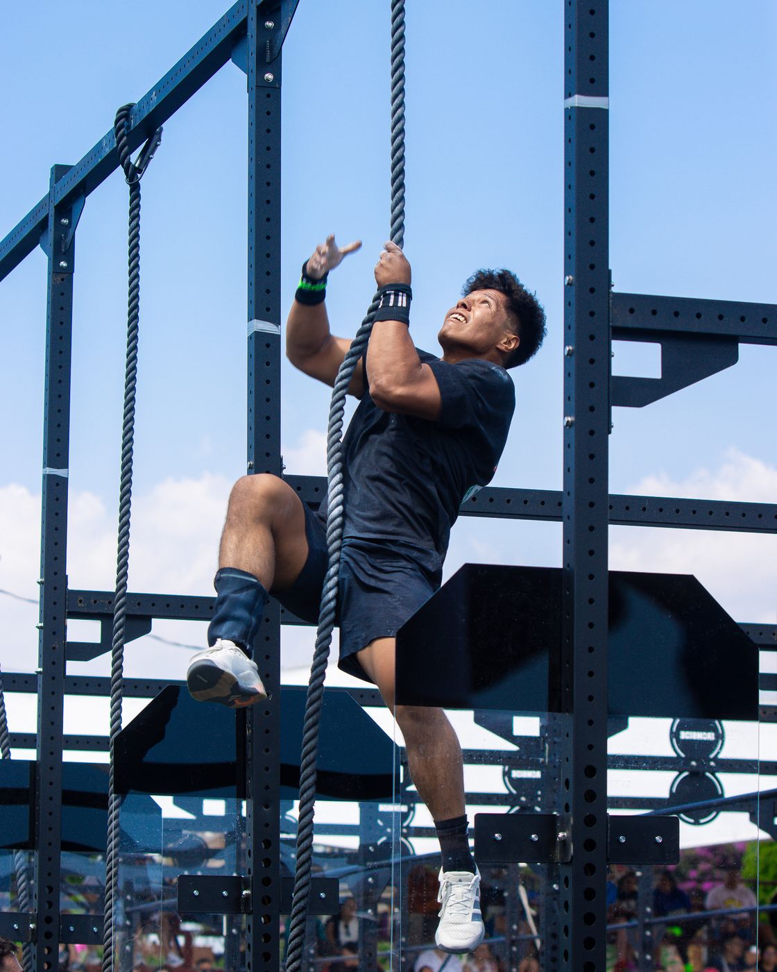Atleta trepando la cuerda en el rig de competencia