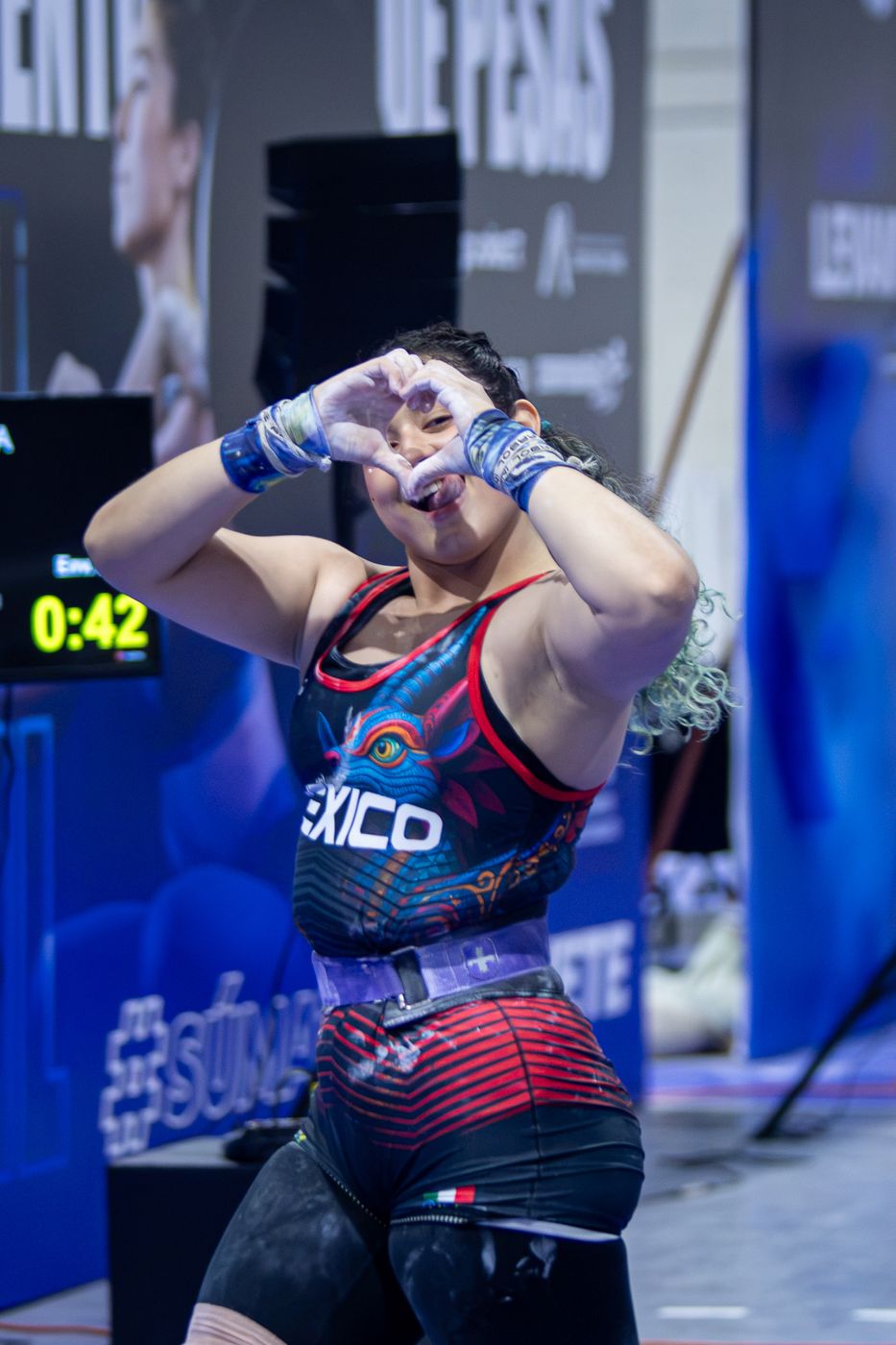 Atleta formando un corazón con las manos tras su levantamiento